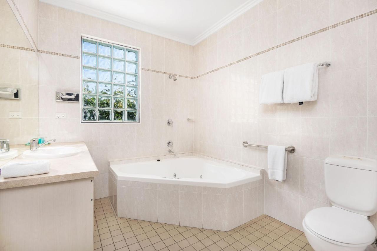 Hawkesbury Race Club Motel Windsor Ngoại thất bức ảnh A modern bathroom