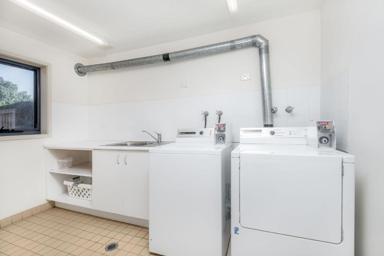 Hawkesbury Race Club Motel Windsor Ngoại thất bức ảnh A laundry room with a washing machine and a dryer