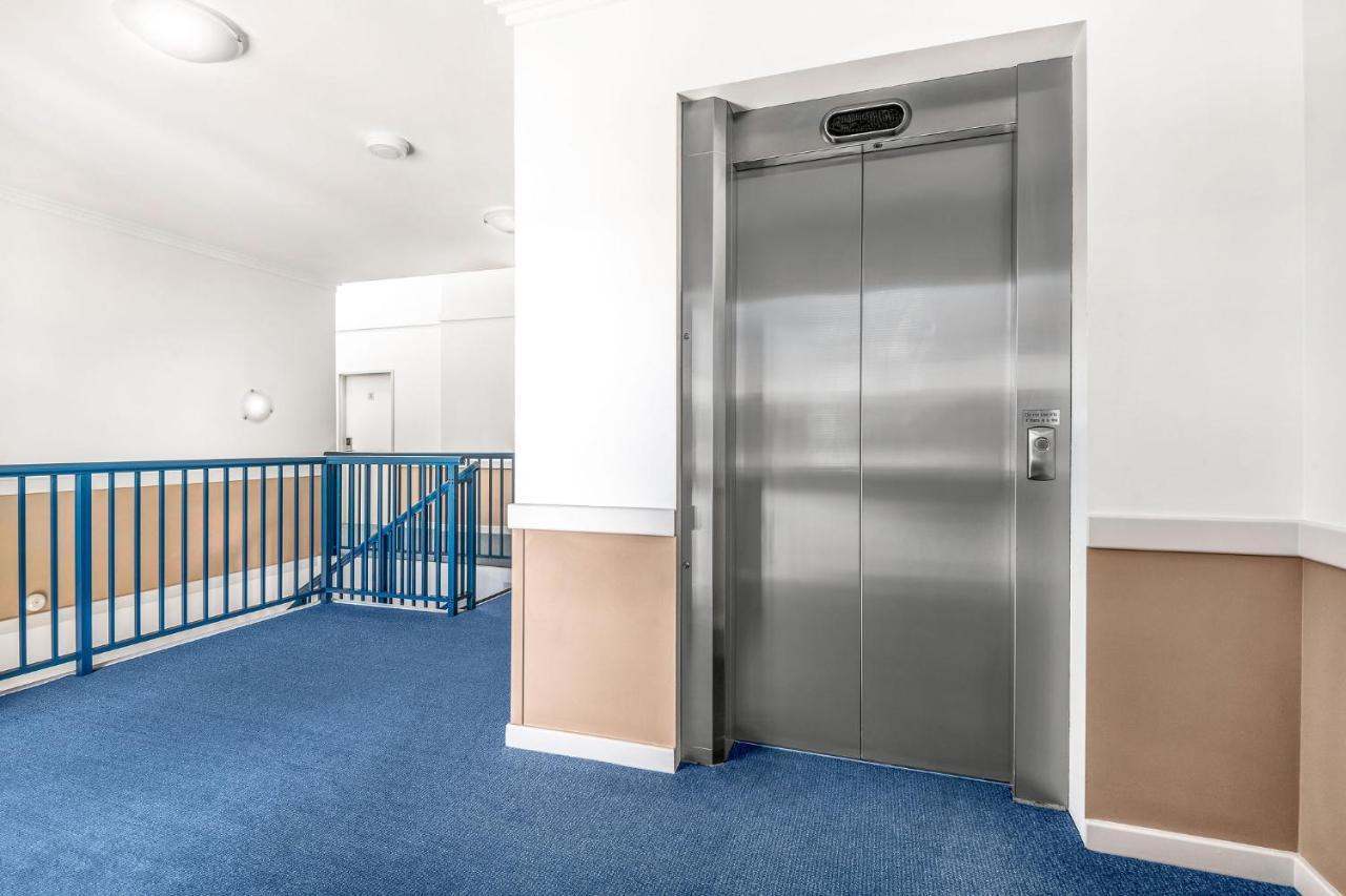 Hawkesbury Race Club Motel Windsor Ngoại thất bức ảnh A residential elevator