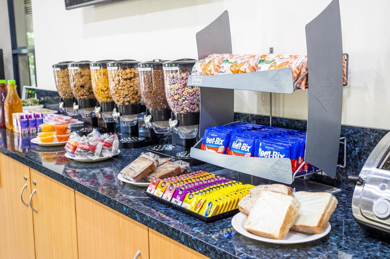 Hawkesbury Race Club Motel Windsor Ngoại thất bức ảnh A cereal bar at a hotel