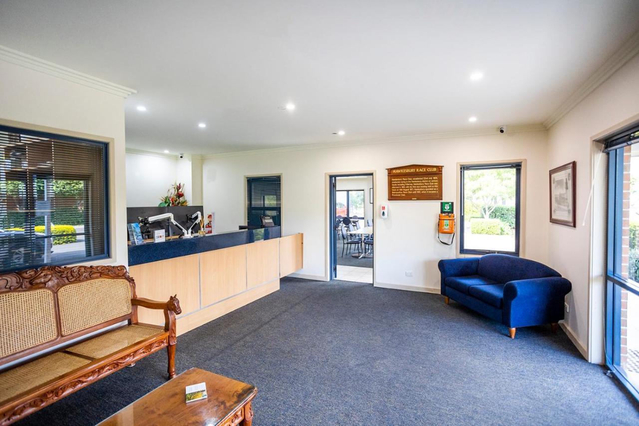 Hawkesbury Race Club Motel Windsor Ngoại thất bức ảnh Reception