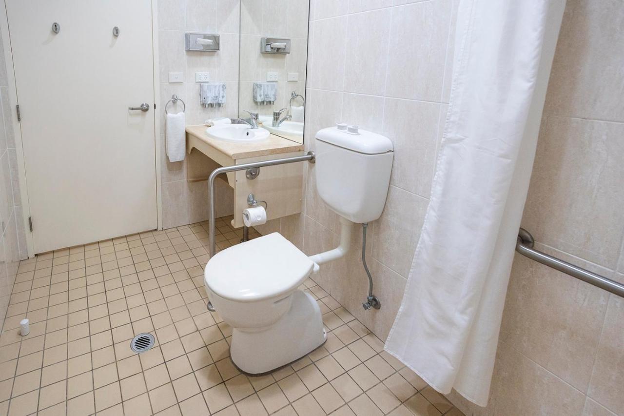Hawkesbury Race Club Motel Windsor Ngoại thất bức ảnh Bathroom in a hotel