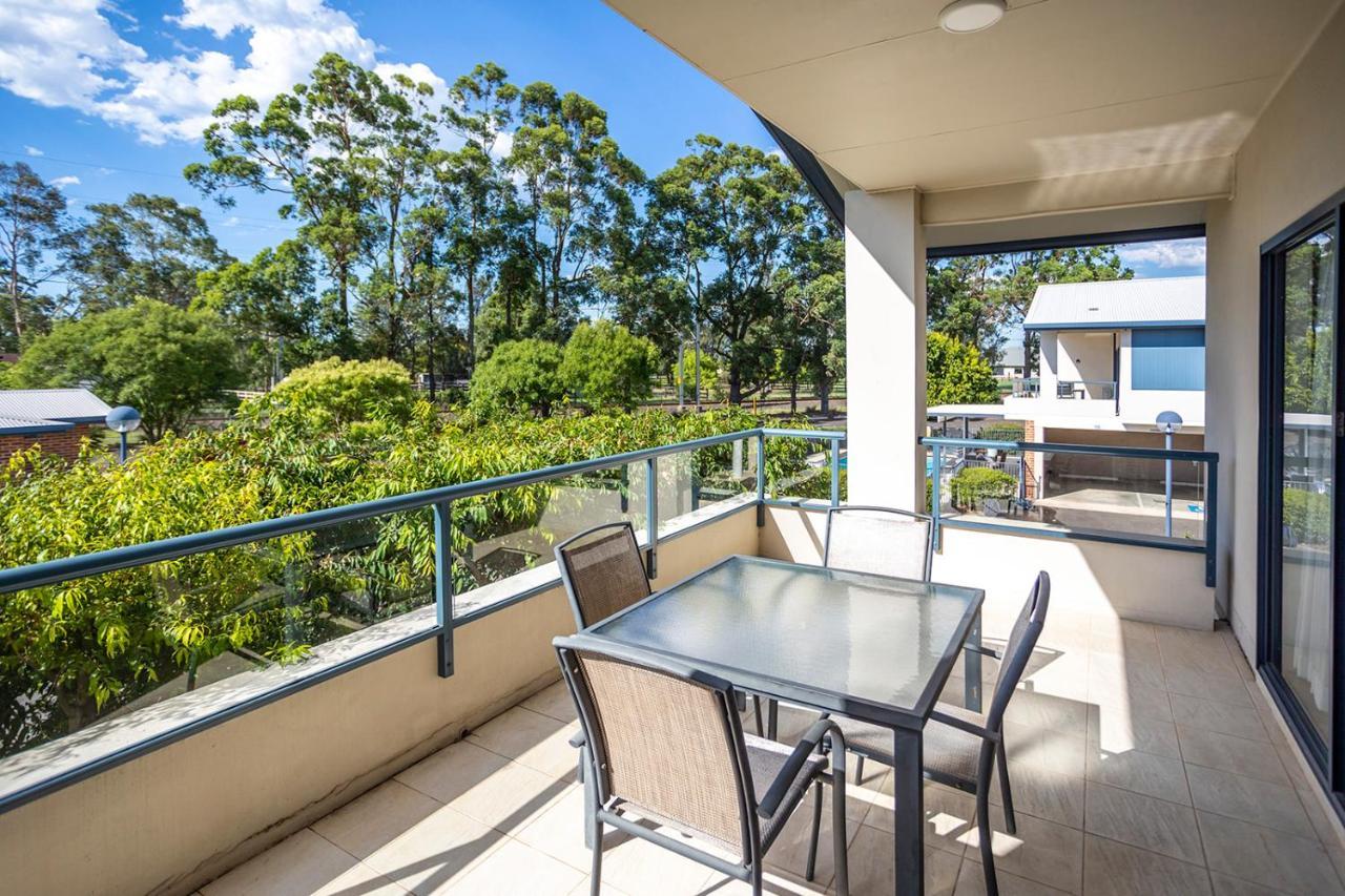 Hawkesbury Race Club Motel Windsor Ngoại thất bức ảnh A balcony