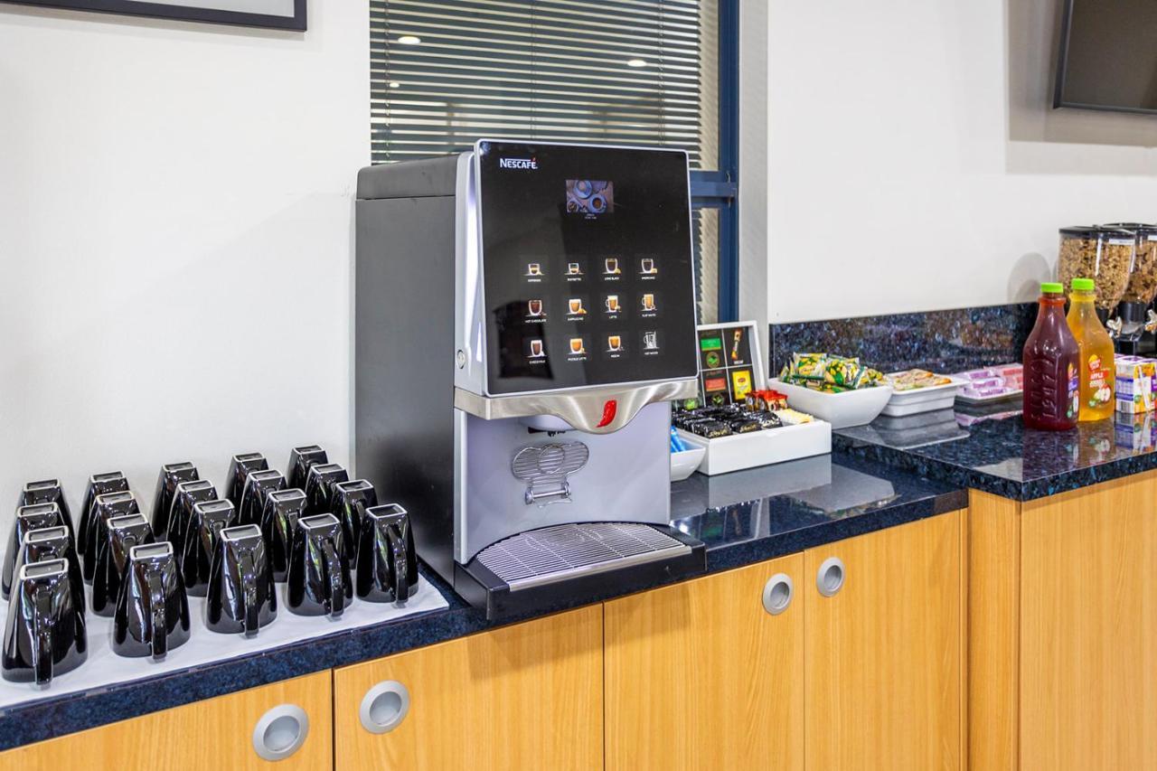 Hawkesbury Race Club Motel Windsor Ngoại thất bức ảnh A coffee machine