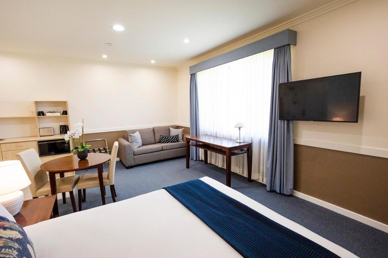 Hawkesbury Race Club Motel Windsor Ngoại thất bức ảnh A suite at the hotel