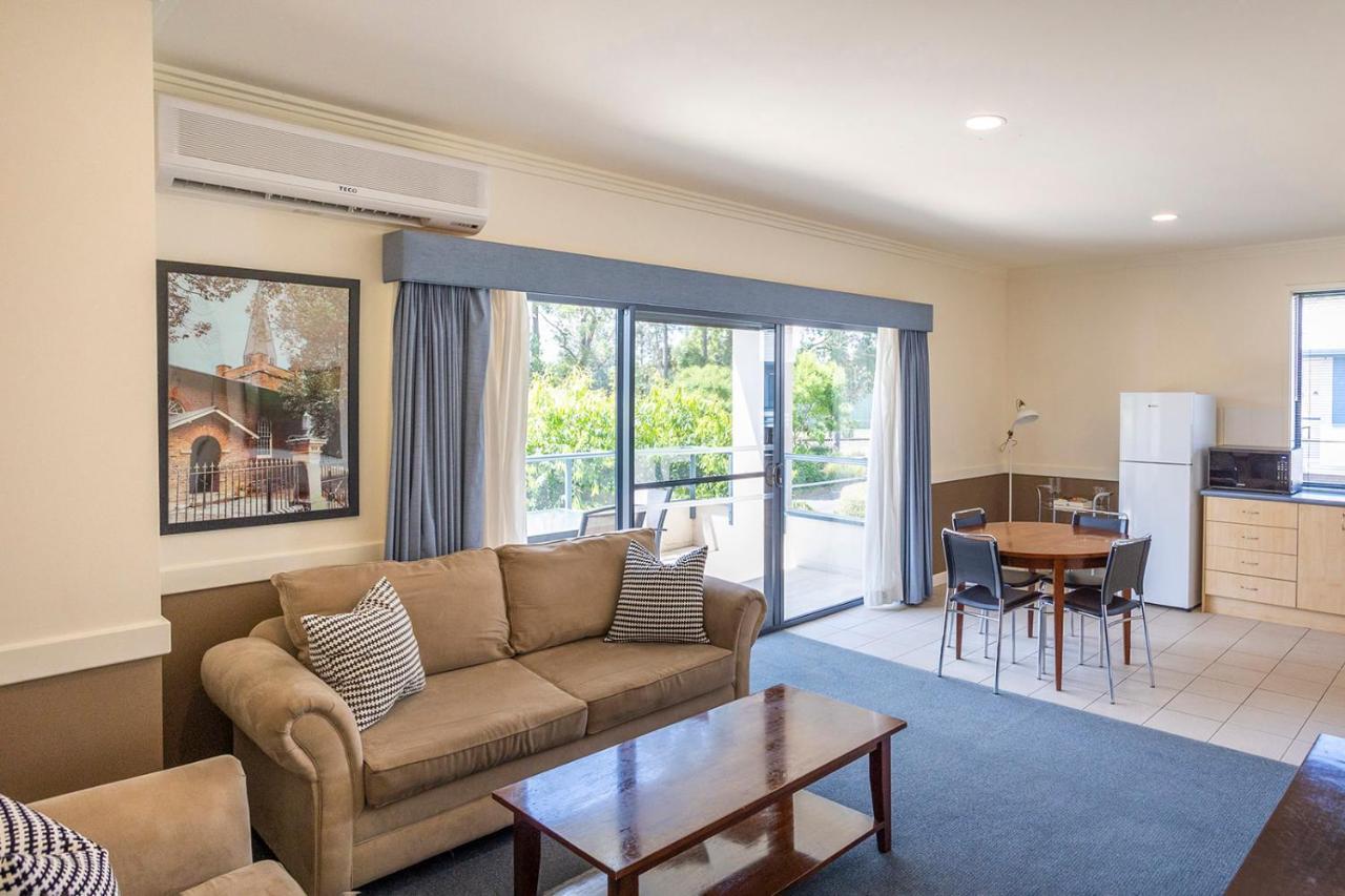 Hawkesbury Race Club Motel Windsor Ngoại thất bức ảnh A typical apartment at the University of Western Australia