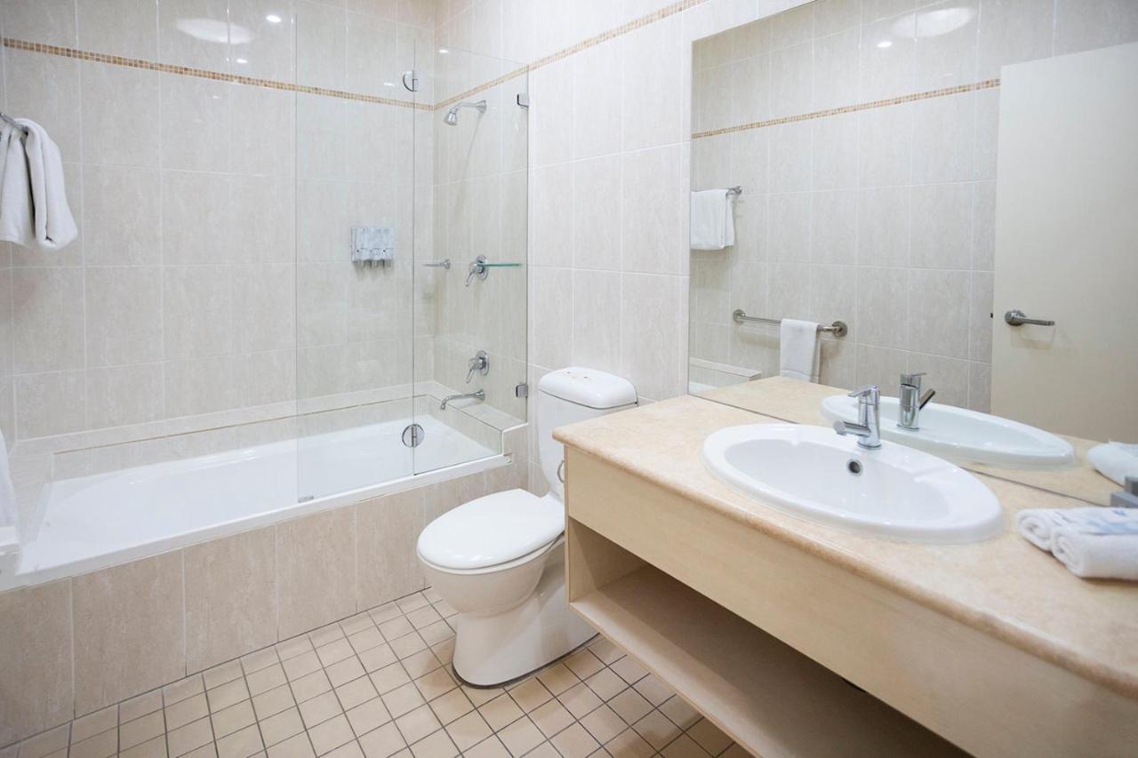 Hawkesbury Race Club Motel Windsor Ngoại thất bức ảnh Bathroom with shower enclosure