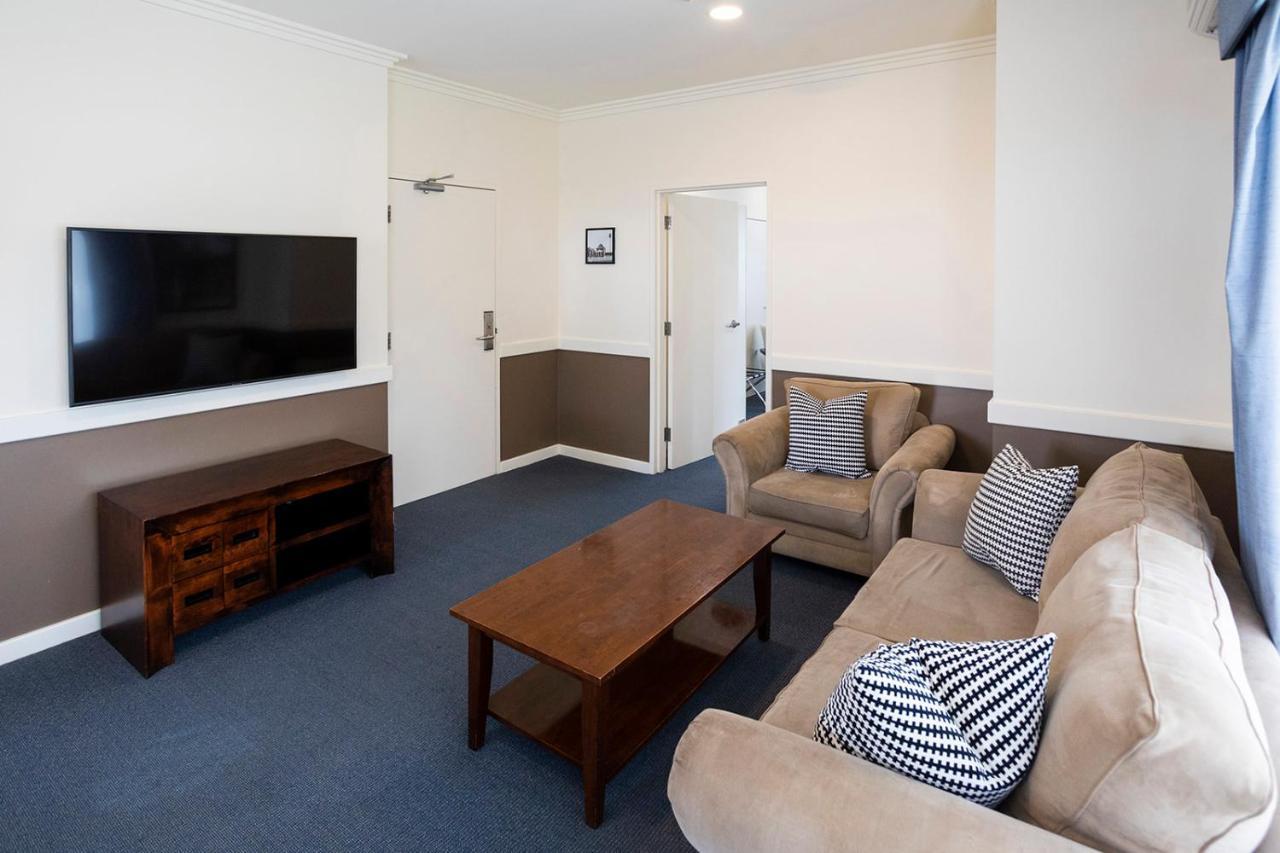 Hawkesbury Race Club Motel Windsor Ngoại thất bức ảnh A common room at the University of New England